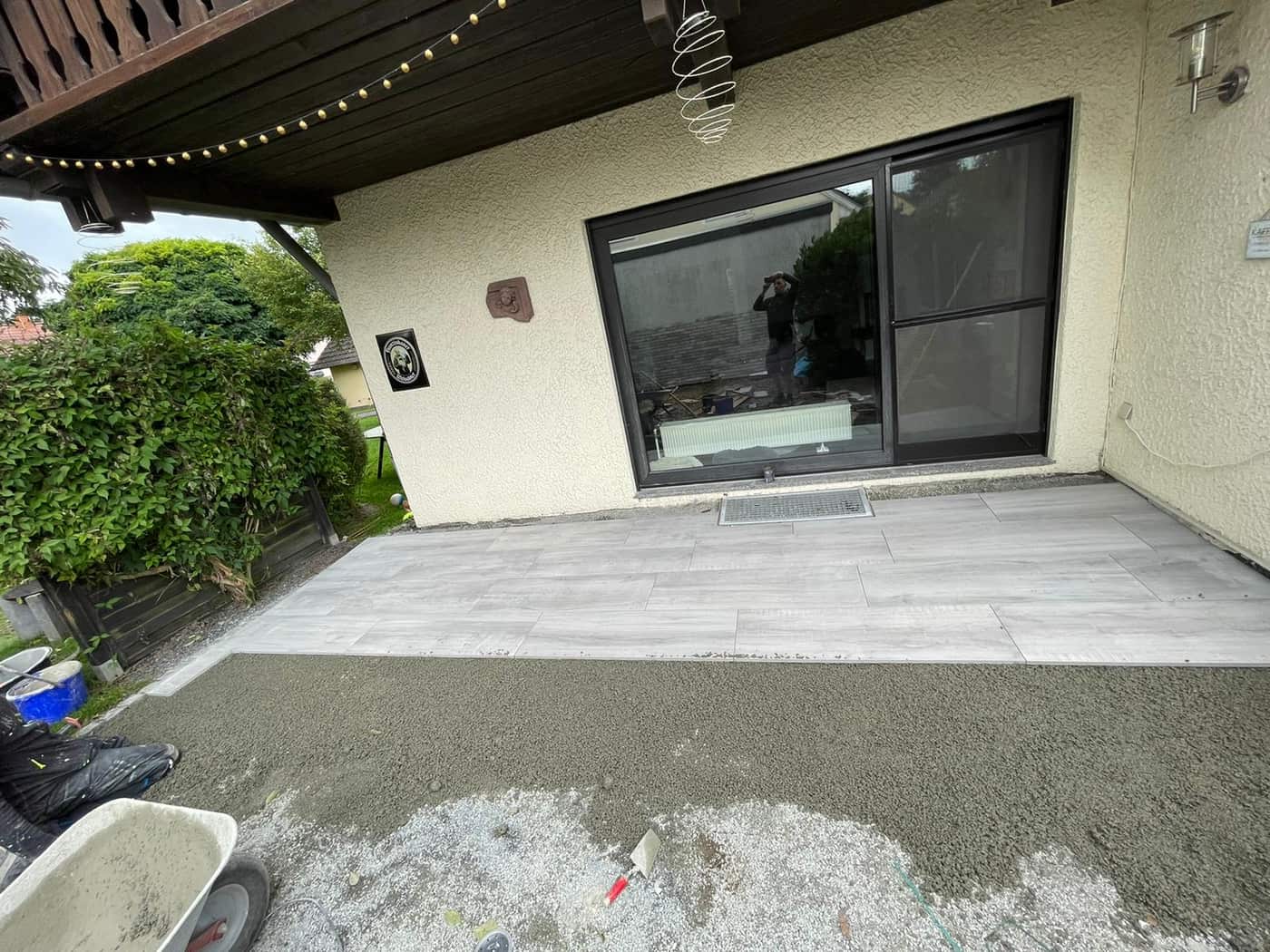 Gepflasterte Außenanlage und Terrasse