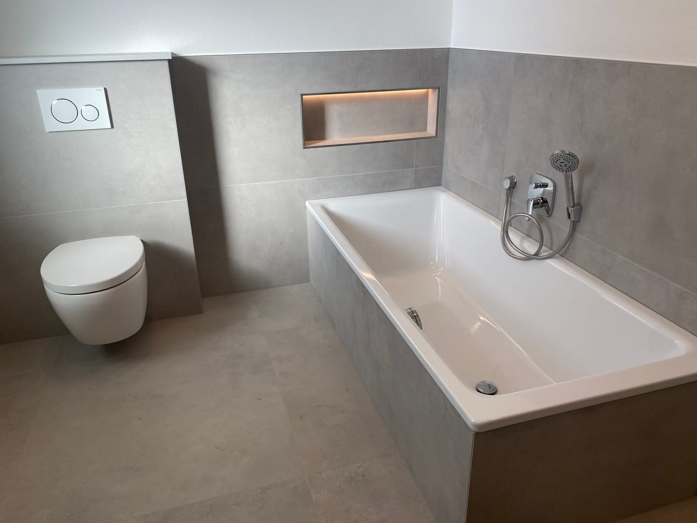 Modernes Badezimmer mit großformatigen Wandfliesen