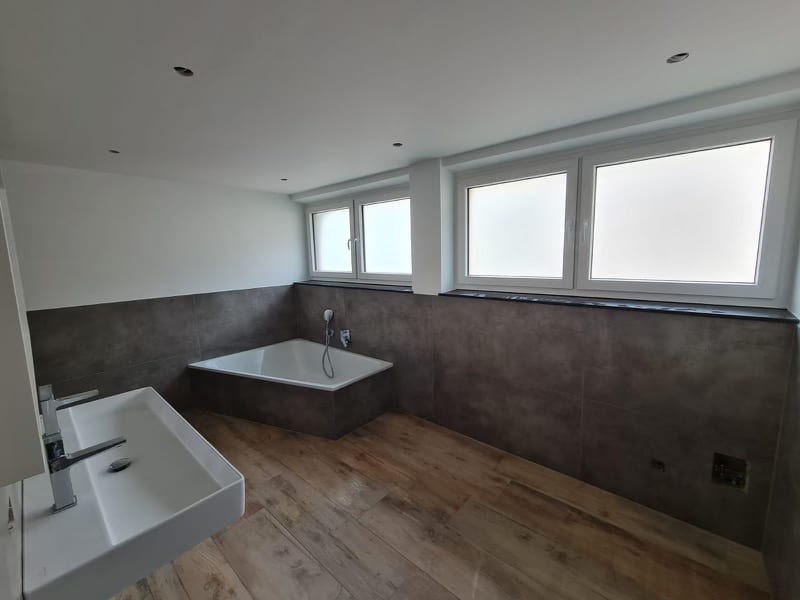 Gefliestes Badezimmer in hellen Farbtönen